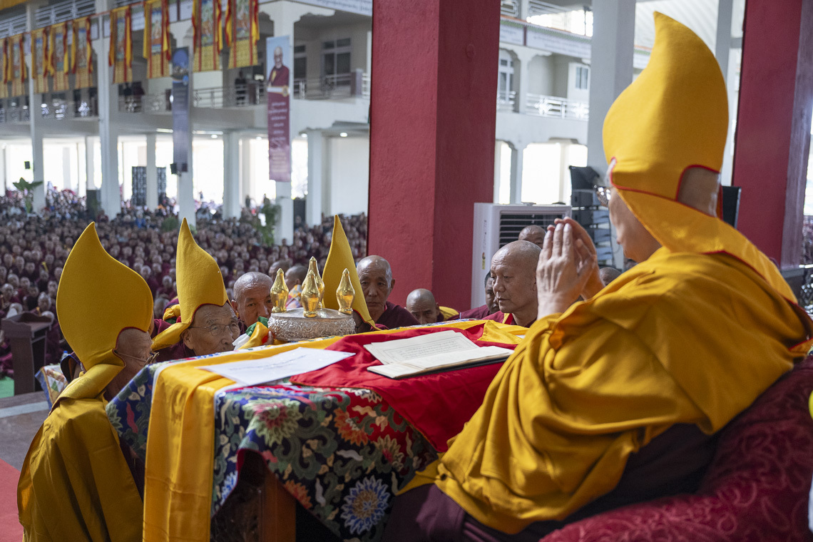 Гандан ширээт тэргүүтэй шарын шашны өндөр дээд лам хуврагууд Бэрээвэн хийдэд Богд Зонховын дүйчэн өдрийг тэмдэглэх ёслолд оролцож буй Дээрхийн гэгээн Далай ламд гэвш, лхаарамба цол хүртсэнийх нь 51 жилийн ойд зориулж уламжлал ёсоор өргөл барьж буй нь... Энэтхэг, Карнатака, Мундгод. 2025 оны 12 дугаар сарын 14. Гэрэл зургийг: Замлинноров