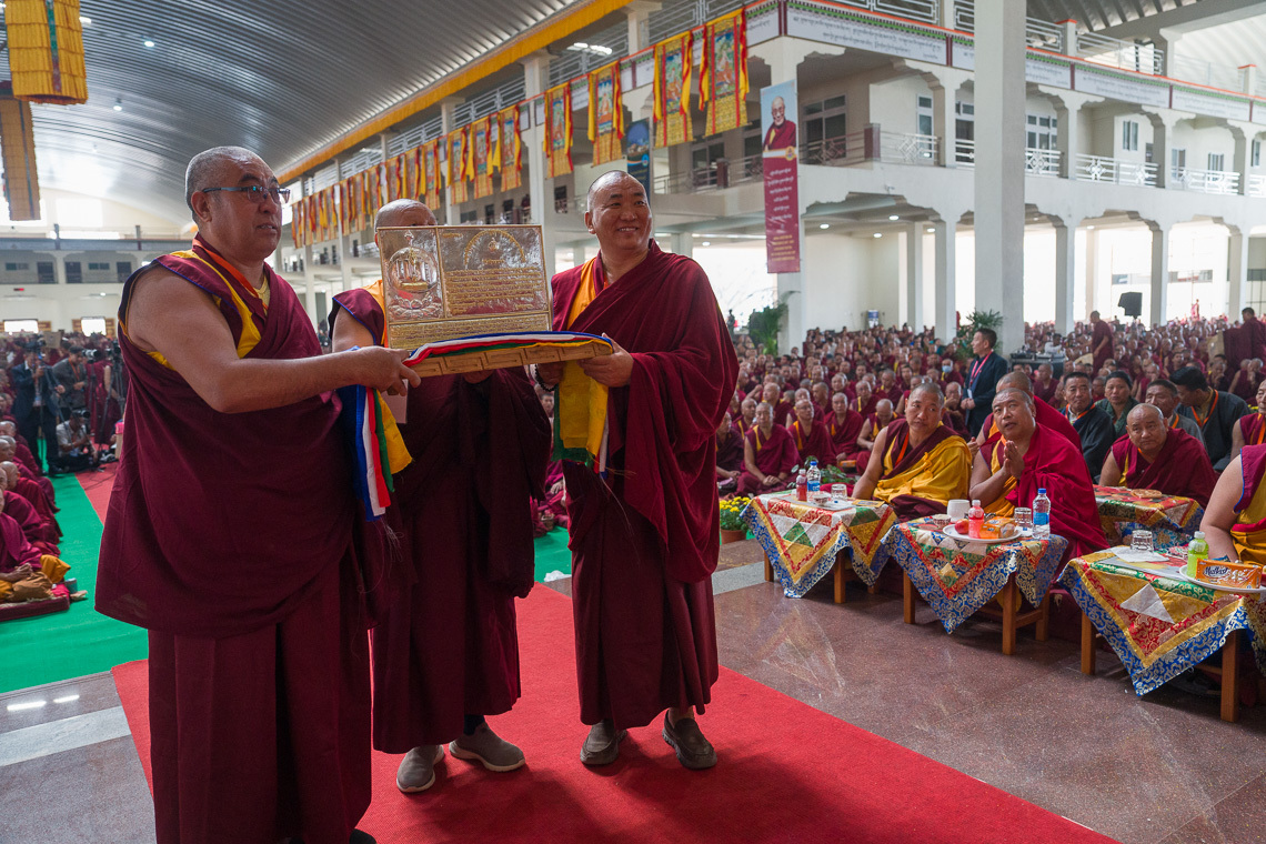 Дээрхийн гэгээнийг Богд Зонховын дүйчэн өдрийн ёслолд оролцон Бэрээвэн хийдийн цогчин дуганд морилж байх үед Шарын шашны соёлын нийгэмлэгийн төлөөлөгчид түүний гэвш, лхаарамба цол хүртсэний 51 жилийн ойд зориулсан хүндэтгэлийн шагналыг өргөн барьж буй нь... Энэтхэг, Карнатака, Мундгод. 2025 оны 12 дугаар сарын 14. Зургийг: Тэнзин Чойжор