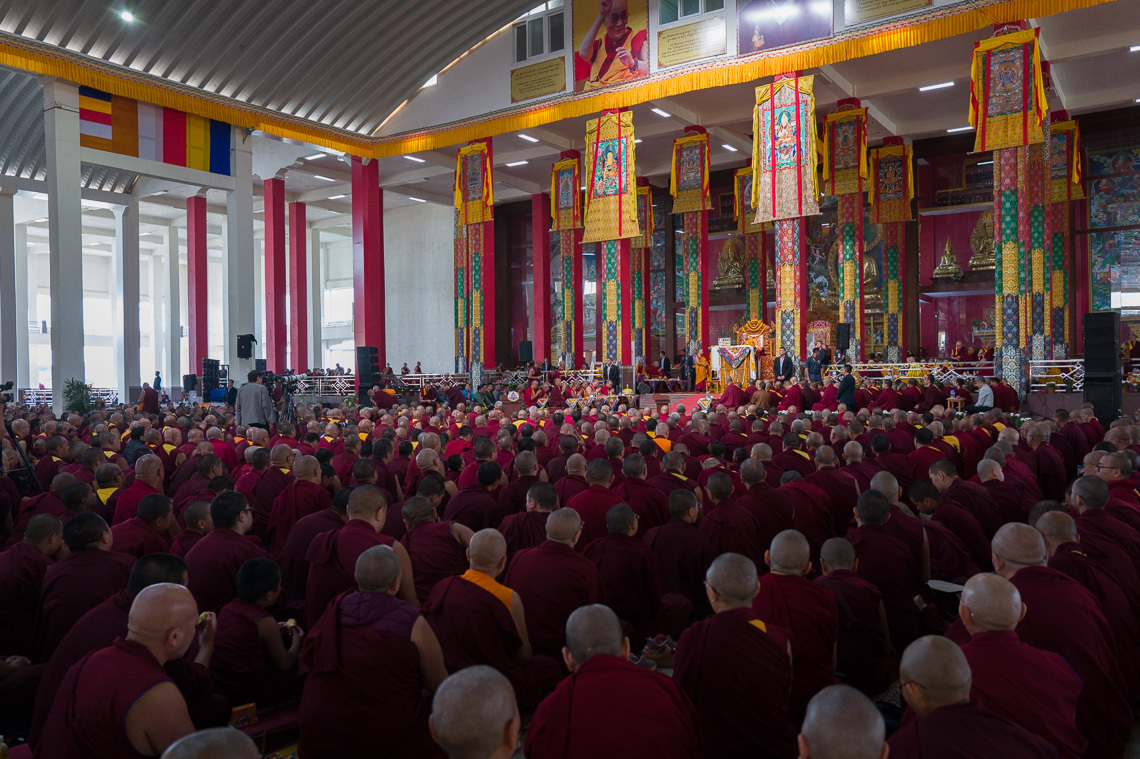Бэрээвэн хийдийн цогчин дуганд Богд Зонховын дүйчэн өдөрт зориулан хурал хурж буй нь... Энэтхэг, Карнатака, Мундгод. 2025 оны 12 дугаар сарын 14. Зургийг: Тэнзин Чойжор