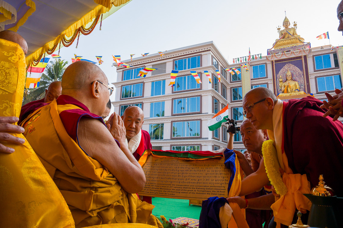Дээрхийн гэгээн Далай ламыг Гандан хийдийн бат оршил өргөх ёслолд оролцохоор явах замд нь түүнд Жанцэ коллежийн шинэ хичээлийн танхим, номын сангийн дурсгалын самбарыг танилцуулж, тэрбээр адислаж байгаа нь. Энэтхэг, Карнатака, Мундгод. 2026 оны 1-р сарын 21. Зургийг Дэнзэн Чойжор.