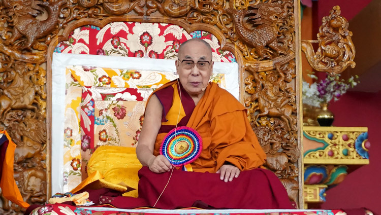 Дээрхийн Гэгээнтэн Далай Лам Емори-Төвөдийн зургаан жилийн хөтөлбөр амжилттай хэрэгжсэнтэй холбогдуулан үг хэлж байгаа нь. Энэтхэг, Карнатака, Мундгод. 2019.12.14. Гэрэл зургийг Лобсан Цэрин.
