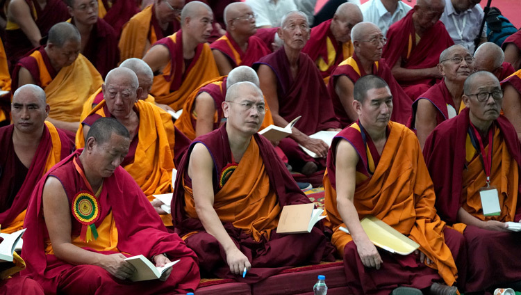 ам хуврагууд Дээрхийн Гэгээнтэн Далай Ламын айлдварыг сонсож байгаа нь. Энэтхэг, Карнатака, Мундгод. 2019.12.14. Гэрэл зургийг Лобсан Цэрин.