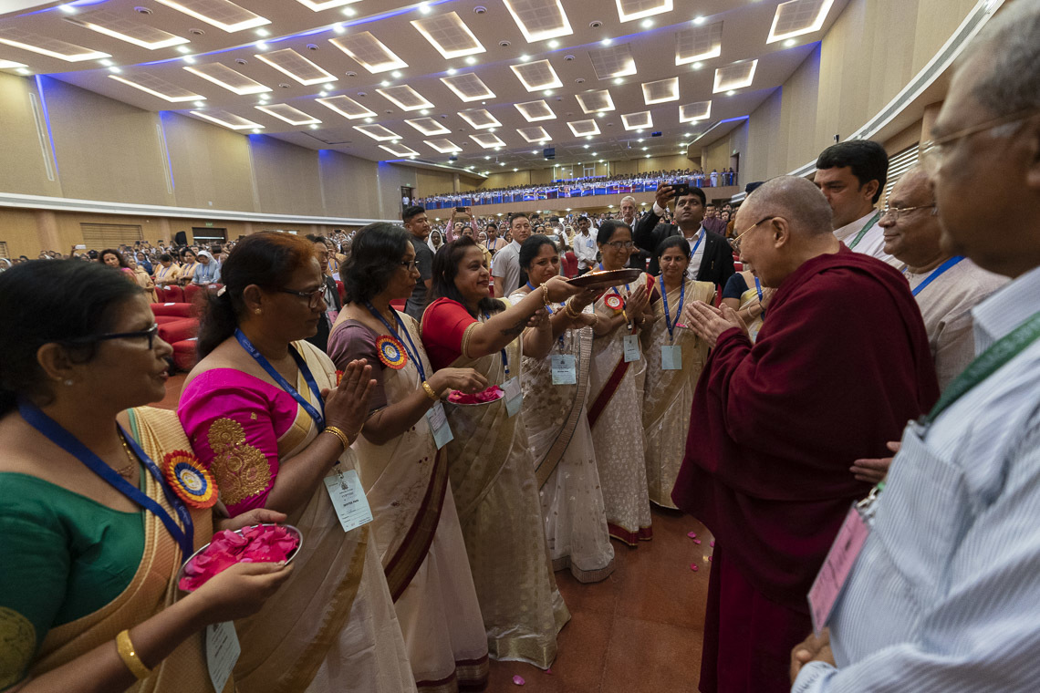 Дээрхийн Гэгээнтэн Далай Ламыг морилон ирэхэд тус хурлыг зохион байгуулагчид уламжлалт заншил дагуу хүндэтгэн угтаж байгаа нь. Энэтхэг, Карнатака, Мангалор. 2019.08.30. Гэрэл зургийг Тэнзин Чойжор.