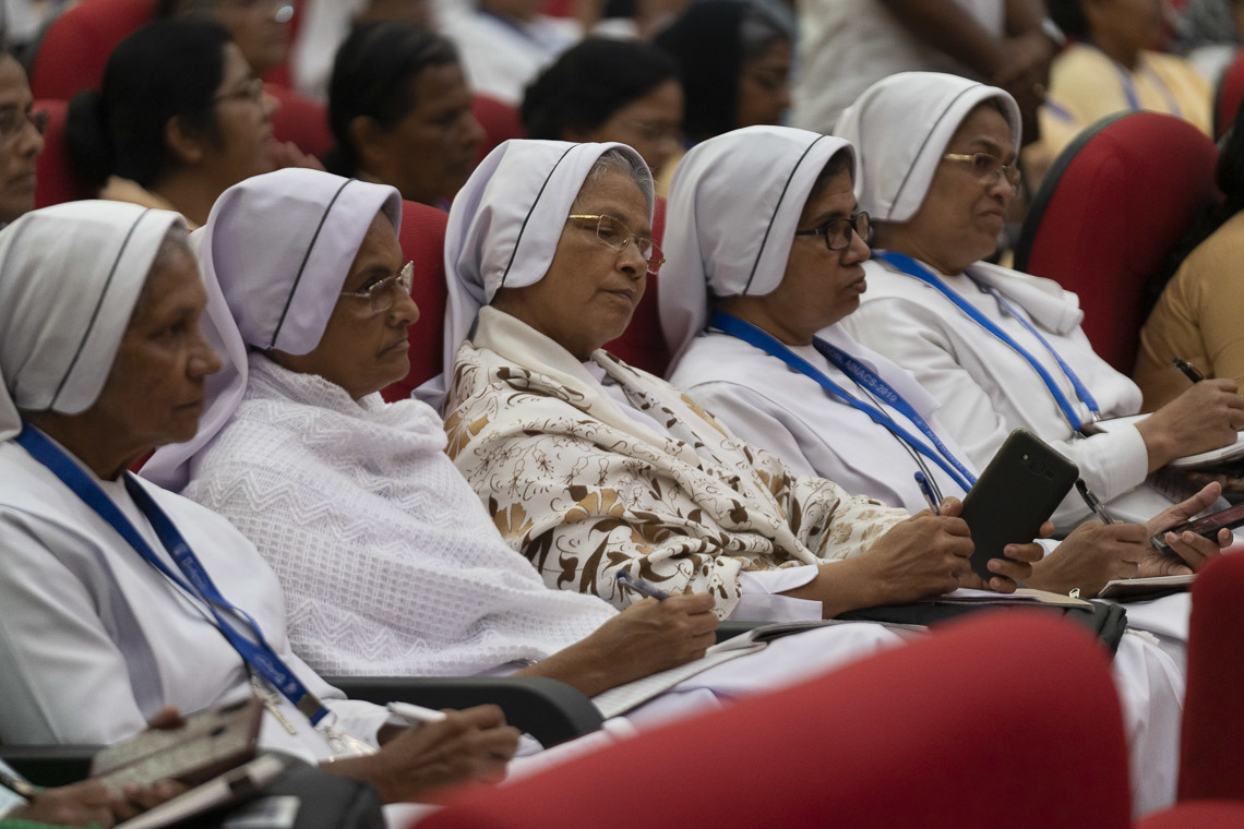Энэтхэгийн католик шашны санваартнууд Дээрхийн Гэгээнтэн Далай Ламын айлдварыг сонсож байгаа нь. Энэтхэг, Карнатака, Мангалор. 2019.08.30. Гэрэл зургийг Тэнзин Чойжор.