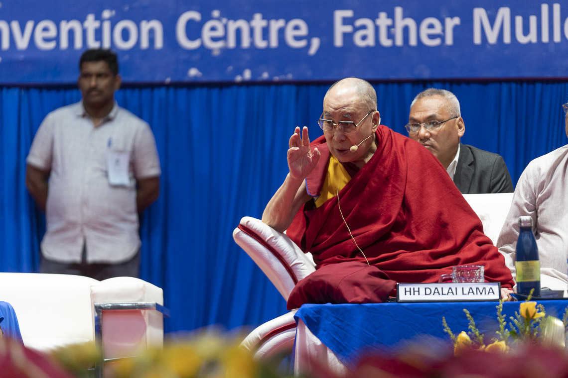 Дээрхийн Гэгээнтэн Далай Лам хүмүүсийн сонирхосон асуултанд хариулж байгаа нь. Энэтхэг, Карнатака, Мангалор. 2019.08.30. Гэрэл зургийг Тэнзин Чойжор.