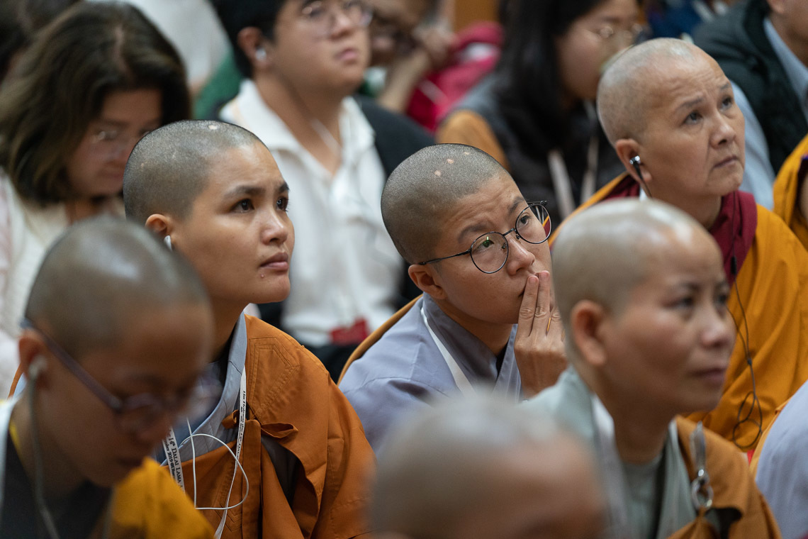 Дээрхийн Гэгээнтэн Далай Ламын эхний өдрийн номын айлдварыг Азийн буддистуудын төлөөлөгчид сонсож байгаа нь. Энэтхэг, ХП, Дармасала. 2019.09.04. Гэрэл зургийг Тэнзин Чойжор.