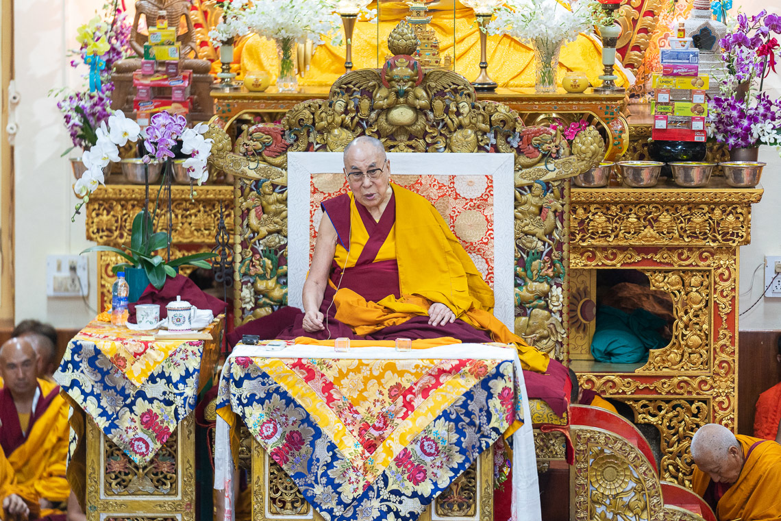 Дээрхийн Гэгээнтэн Далай Лам Азийн буддистуудад зориулсан номын айлдварын эхний өдөр сургааль айлдаж байгаа нь. Энэтхэг, ХП, Дармасала, 2019.09.04. Гэрэл зургийг Тэнзин Чойжор.