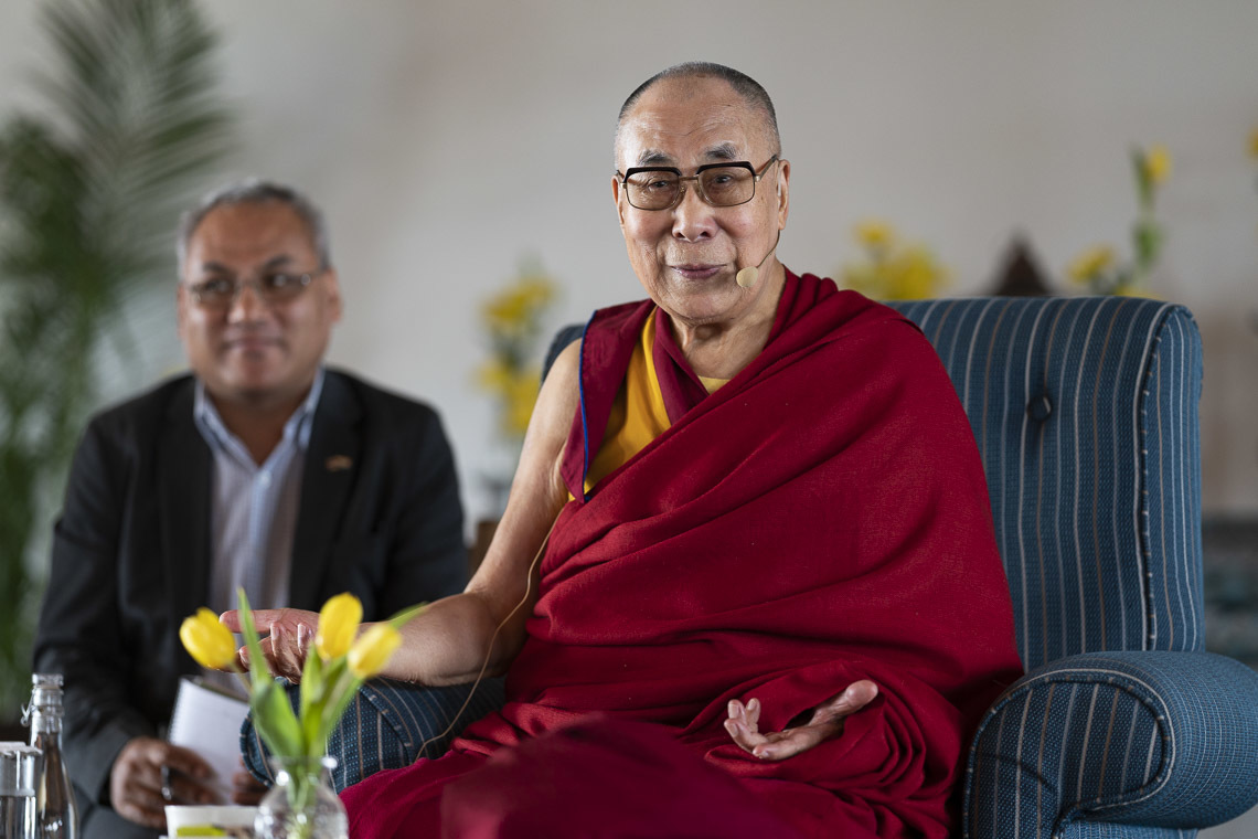 Дээрхийн Гэгээнтэн Далай Лам эрдэмтэд, судлаач, дипломатуудтай уулзаж байгаа нь. Энэтхэг, Шинэ Дели. 2019.09.21. Гэрэл зургийг Тэнзин Чойжор.