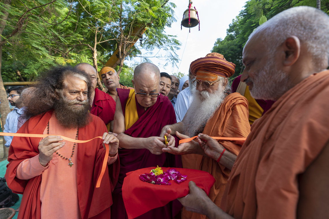 Дээрхийн Гэгээнтэн Далай Лам Бурхан Багшийн цэцэрлэгт хүрээлэнг нээж байгаа нь. Энэтхэг, УП, Мадура. 2019.09.23. Гэрэл зургийг Тэнзин Чойжор.