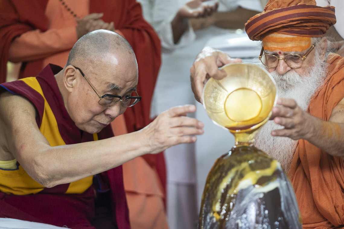 Дээрхийн Гэгээнтэн Далай Лам Рудра Абишек зан үйлд оролцож байгаа нь. Энэтхэг, УП, Мадура. 2019.09.23. Гэрэл зургийг Тэнзин Чойжор.
