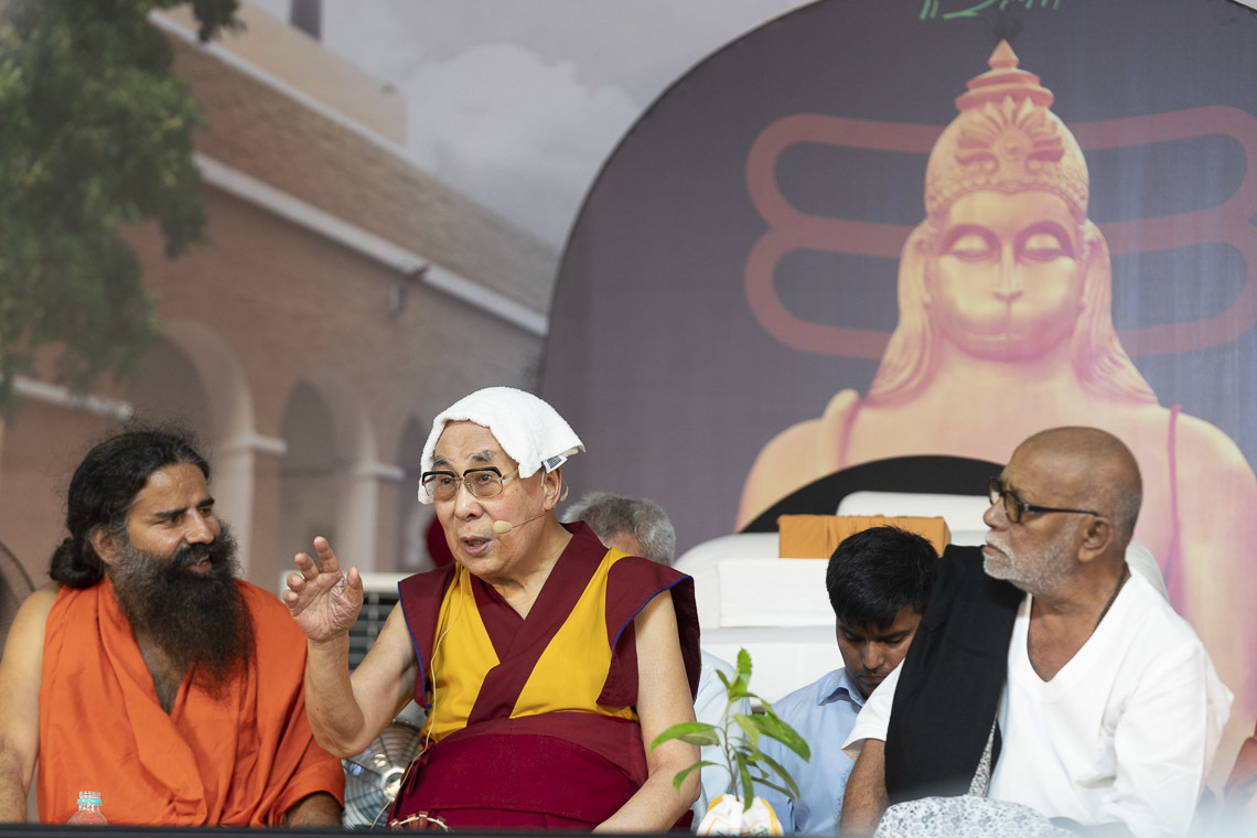 Баба Рамдев болон Морари Бабужи нар Дээрхийн Гэгээнтэн Далай Ламын үг хэлэхийг сонсож байгаа нь. Энэтхэг, Шинэ Дели. 2019.09.25. Гэрэл зургийг Тэнзин Чойжор.
