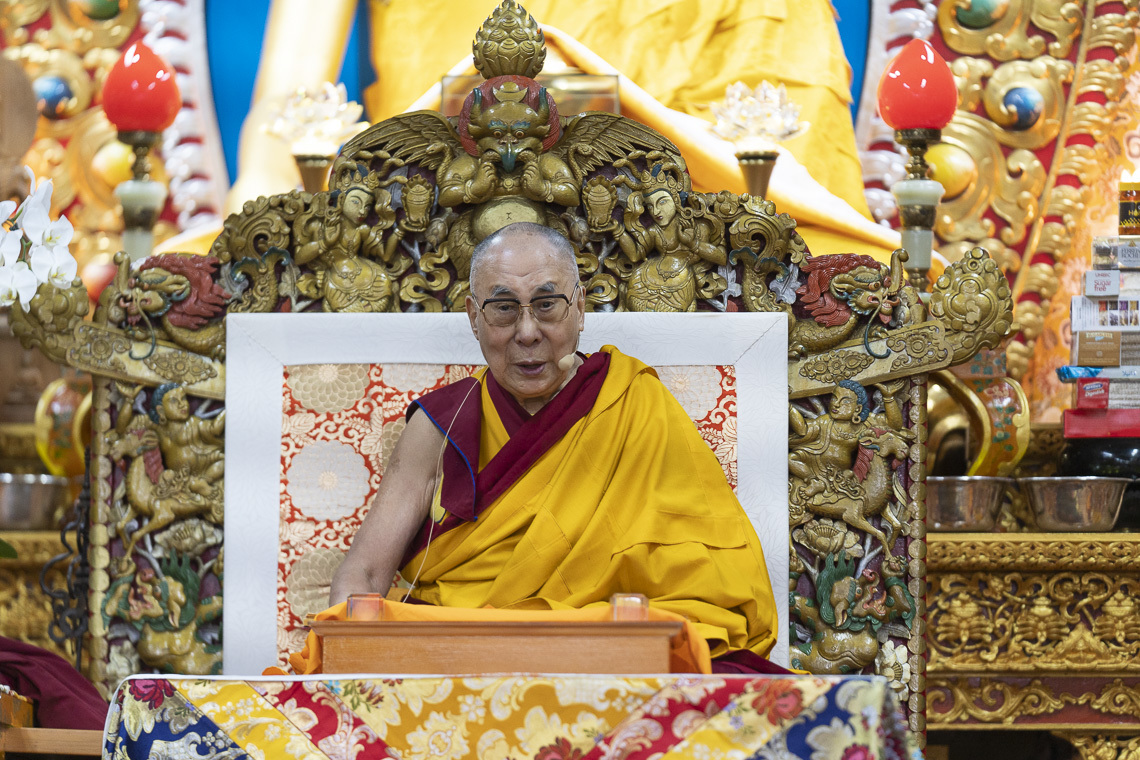 Дээрхийн Гэгээнтэн Далай Лам номын айлдварын хоёр дахь өдөр. Энэтхэг, ХП, Дарамсала. 2019.10.04. Гэрэл зургийг Тэнзин Жампел.