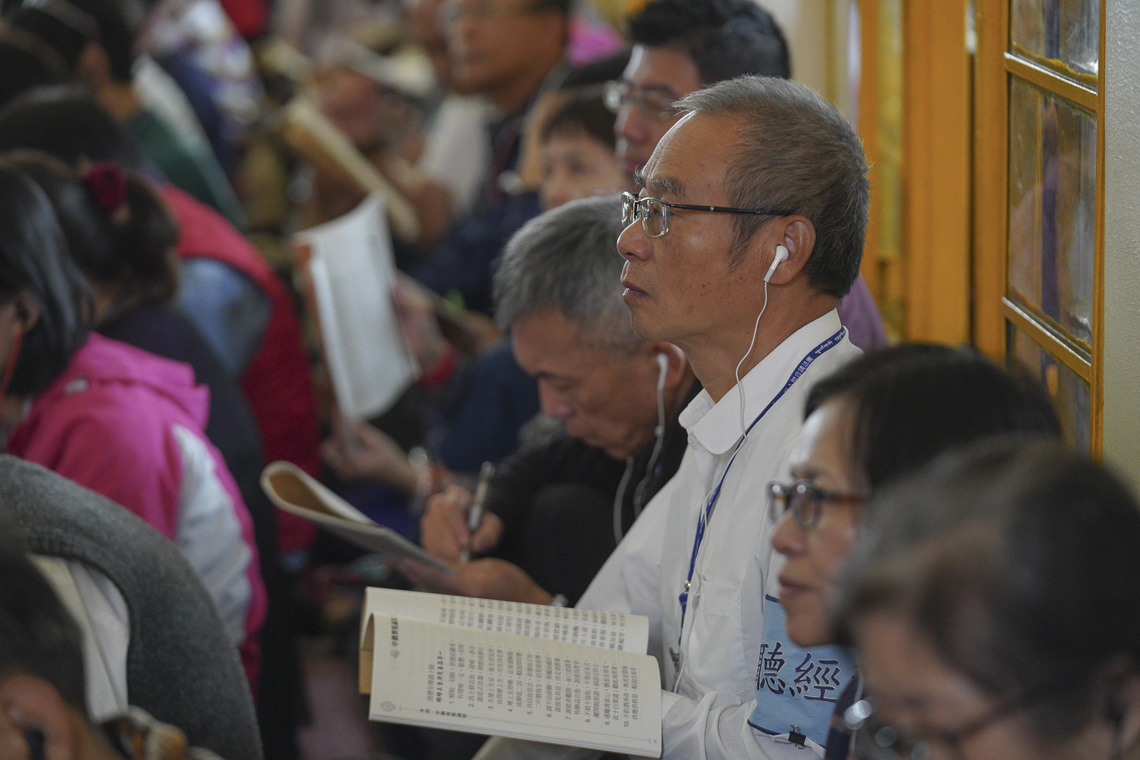 Дээрхийн Гэгээнтэн Далай Ламын номын айлдварт хамрагдаж буй Тайваны сүсэгтнүүд. Энэтхэг, ХП, Дарамсала. 2019.10.04. Гэрэл зургийг Тэнзин Жампел.
