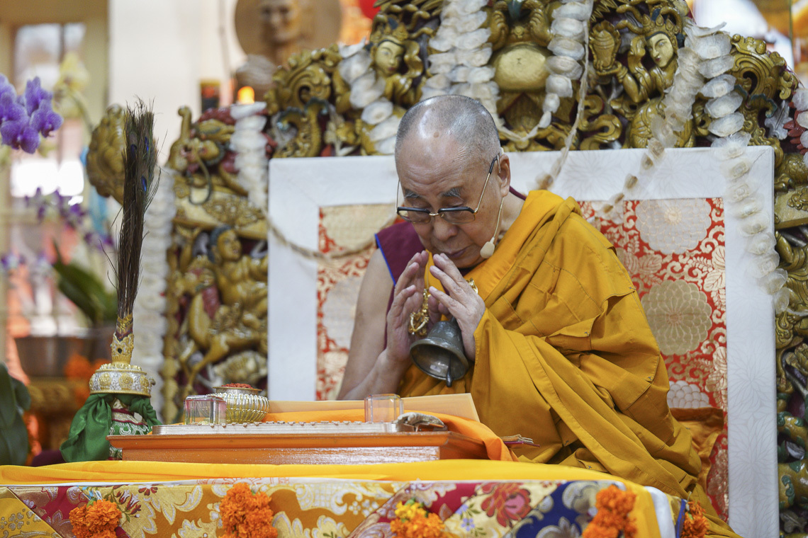Дээрхийн Гэгээнтэн Далай Лам даган соёрхол хүртээхийн өмнөх бэлтгэл ном уншиж байгаа нь. Энэтхэг, ХП, Дарамсала. 2019.10.05. Гэрэл зургийг Тэнзин Жампел.