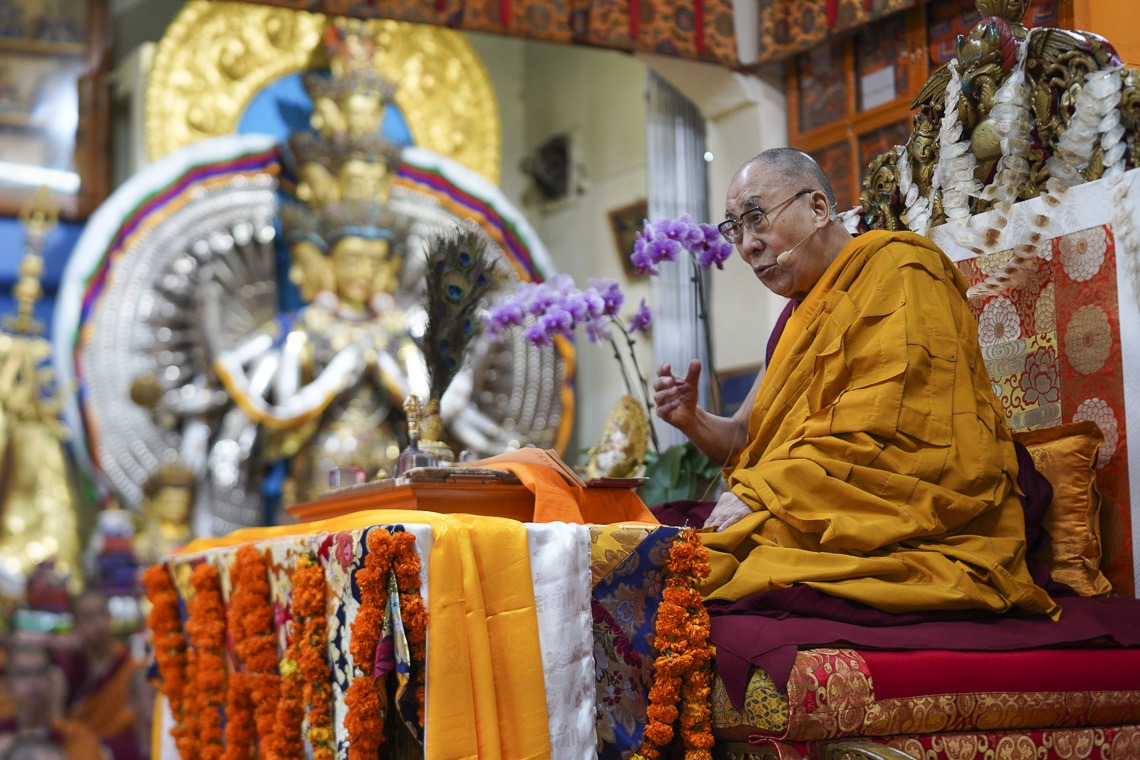 Дээрхийн Гэгээнтэн Далай Лам  3 дахь өдрийн номын айлдвараа айлдаж байгаа нь. Энэтхэг, ХП, Дарамсала. 2019.10.05. Гэрэл зургийг Тэнзин Жампел.