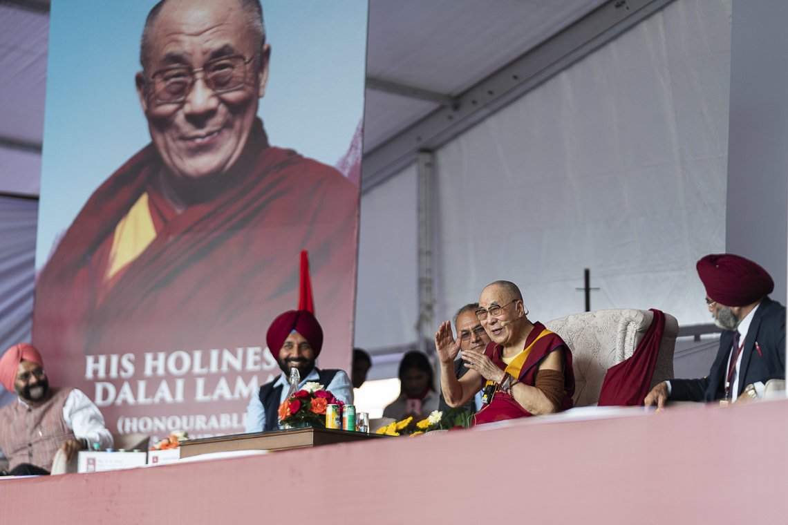 Дээрхийн Гэгээнтэн Далай Лам Чандигарын их сургуульд үг хэлж байгаа нь. Энэтхэг, Чандигар. 2019.10.15. Гэрэл зургийг Тэнзин Чойжор.