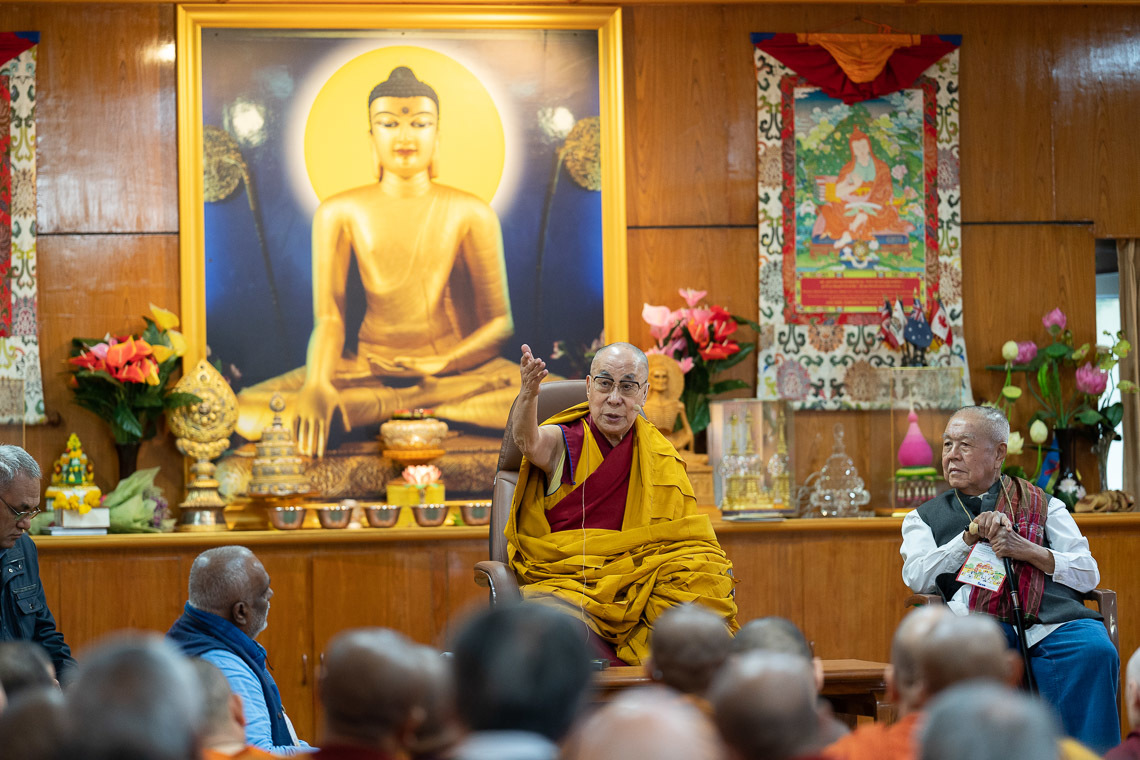 Дээрхийн Гэгээнтэн Далай Лам уулзалтын үеэр “Идэвхитэй Буддистууд”- олон улсын сүлжээний гишүүдэд хандан айлдвар айлдаж байгаа нь. Энэтхэг, ХП, Дармасала, 2019.10.21. Гэрэл зургийг Тэнзин Чойжор.