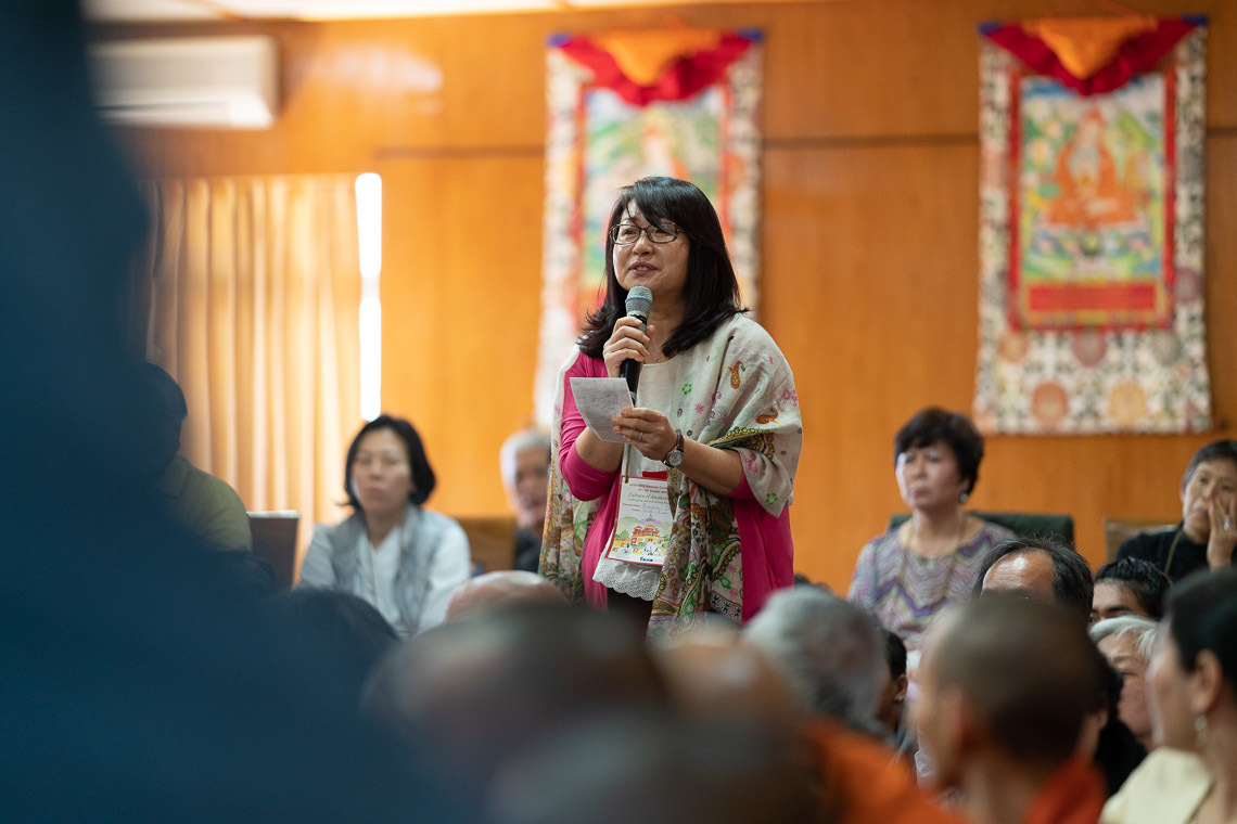 “Идэвхитэй буддистууд”- олон улсын сүлжээний гишүүдтэй уулзах үеэр нэгэн оролцогч Дээрхийн Гэгээнтэн Далай Ламд хандан асуулт асууж байгаа нь. Энэтхэг, ХП, Дармасала, 2019.10.21. Гэрэл зургийг Тэнзин Чойжор. 