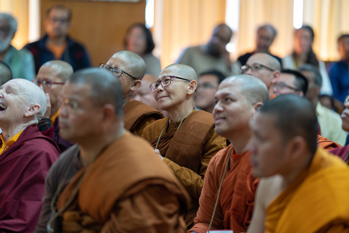 “Идэвхитэй Буддистууд”- олон улсын сүлжээний гишүүд Дээрхийн Гэгээнтэн Далай ламын айлдварыг сонсож байна. Энэтхэг, ХП, Дармасала, 2019.10.21. Гэрэл зургийг Тэнзин Чойжор.