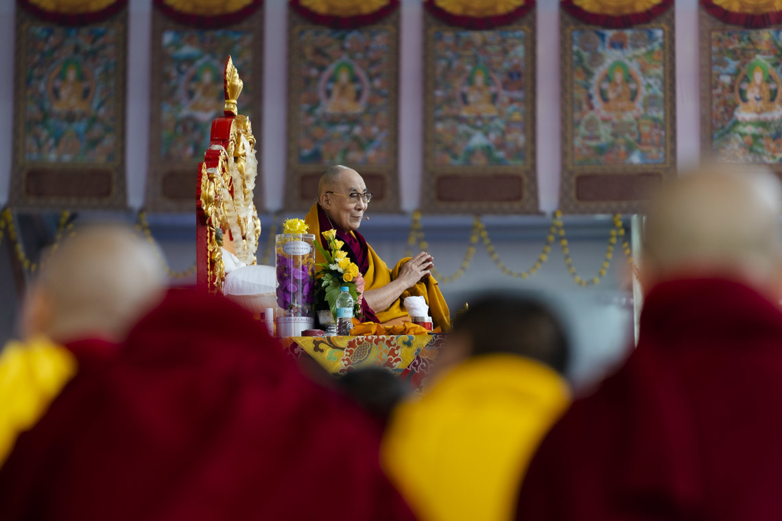 Дээрхийн Гэгээнтэн Далай Лам Бодьгаяа хотод номын айлдвар айлдаж байгаа нь. Энэтхэг, Бихар, Бодьгаяа. 2020.01.02. Гэрэл зургийг Тэнзин Чойжор.