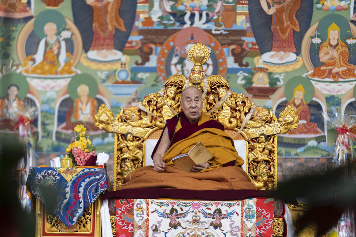 Дээрхийн Гэгээнтэн Далай Лам “Бодьсадвын 37 гарын авлага” номыг тайлбарлан айлдаж байгаа нь. Энэтхэг, Бихар, Бодьгаяа. 2020.01.02. Гэрэл зургийг Тэнзин Чойжор.