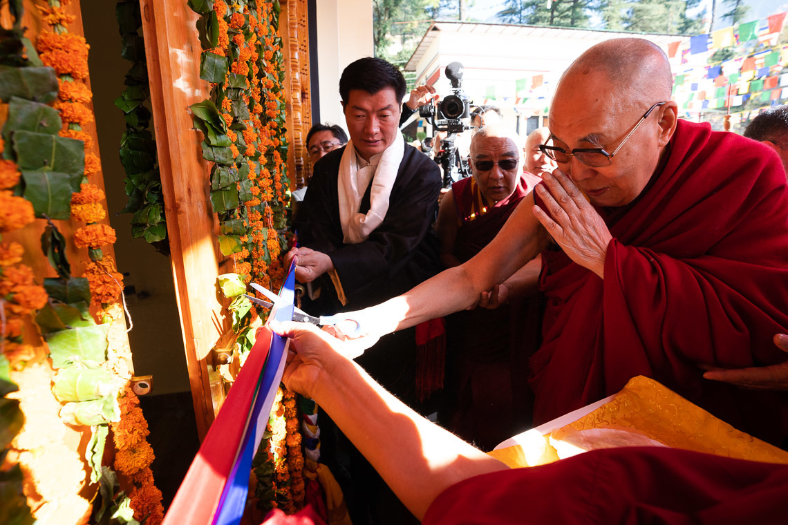 Дээрхийн Гэгээн Далай лам Төвөдийн Урлагийн институтын шинэ танхимыг нээж, ёслолын тууз хайчилж байгаа нь. Энэтхэг, ХП, Дарамсала. 2019.10.29. Гэрэл зургийг Тэнзин Чойжор.