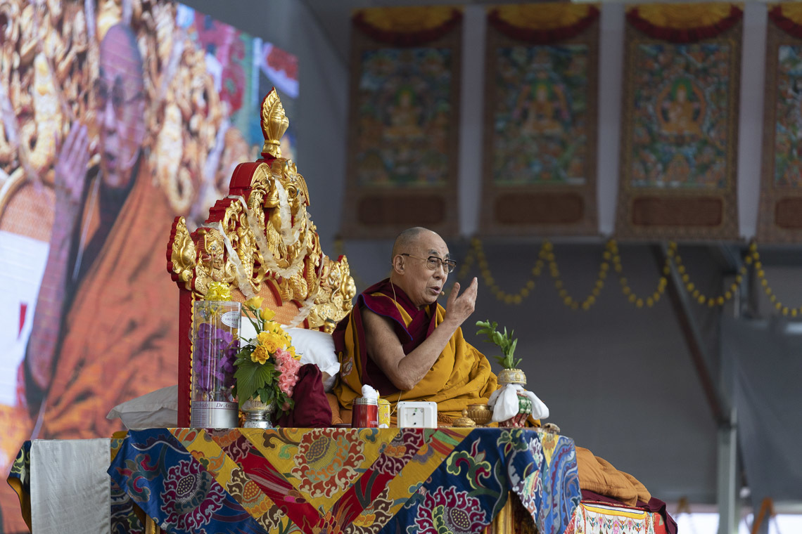 Дээрхийн Гэгээнтэн Далай Лам Жанрайсиг бурханы авшиг хүртээж байна. Энэтхэг, Бихар, Бодьгаяа. 2020.01.03. Гэрэл зургийг Тэнзин Чойжор.
