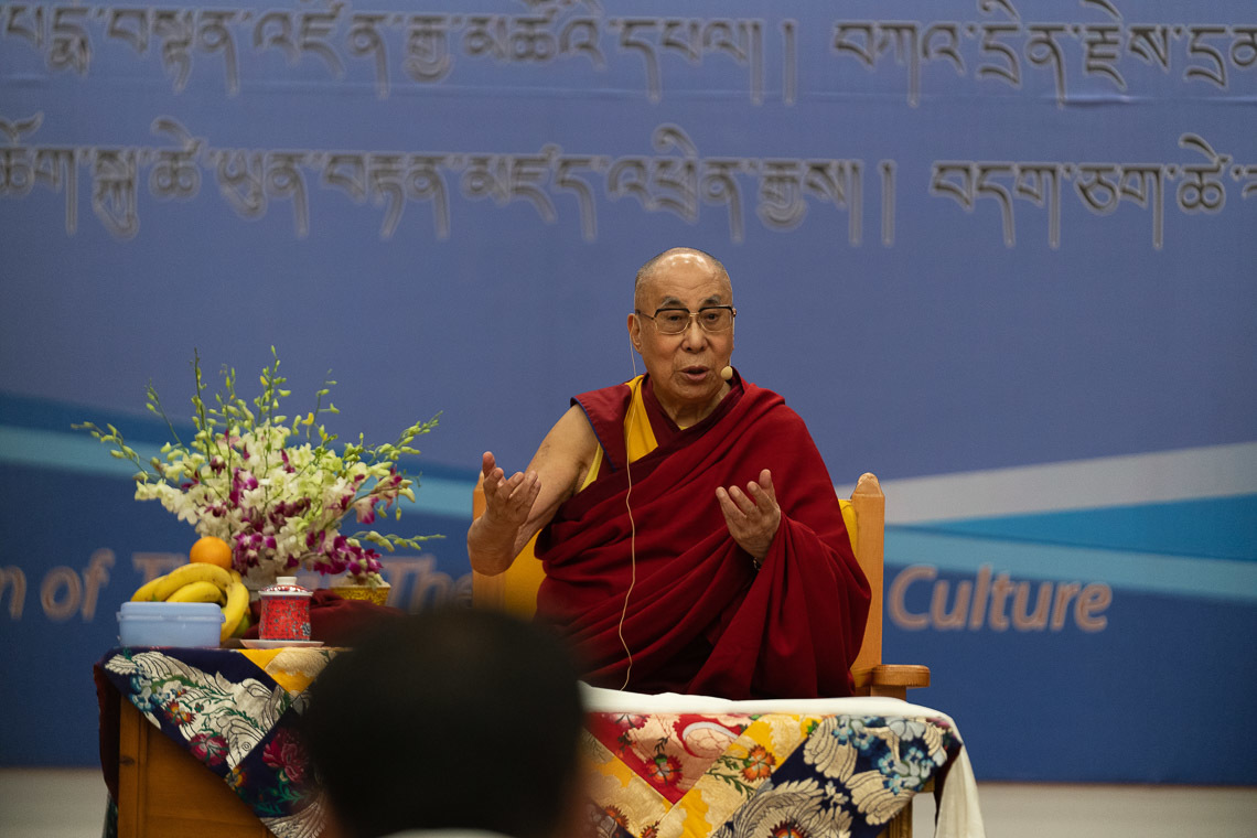 Дээрхийн Гэгээнтэн Далай Лам Төвөдийн урлагийн институтын 60 жилийн ойн баярт оролцон үг хэлж байгаа нь. Энэтхэг, ХП, Дарамсала. 2019.10.29. Гэрэл зургийг Тэнзин Чойжор.