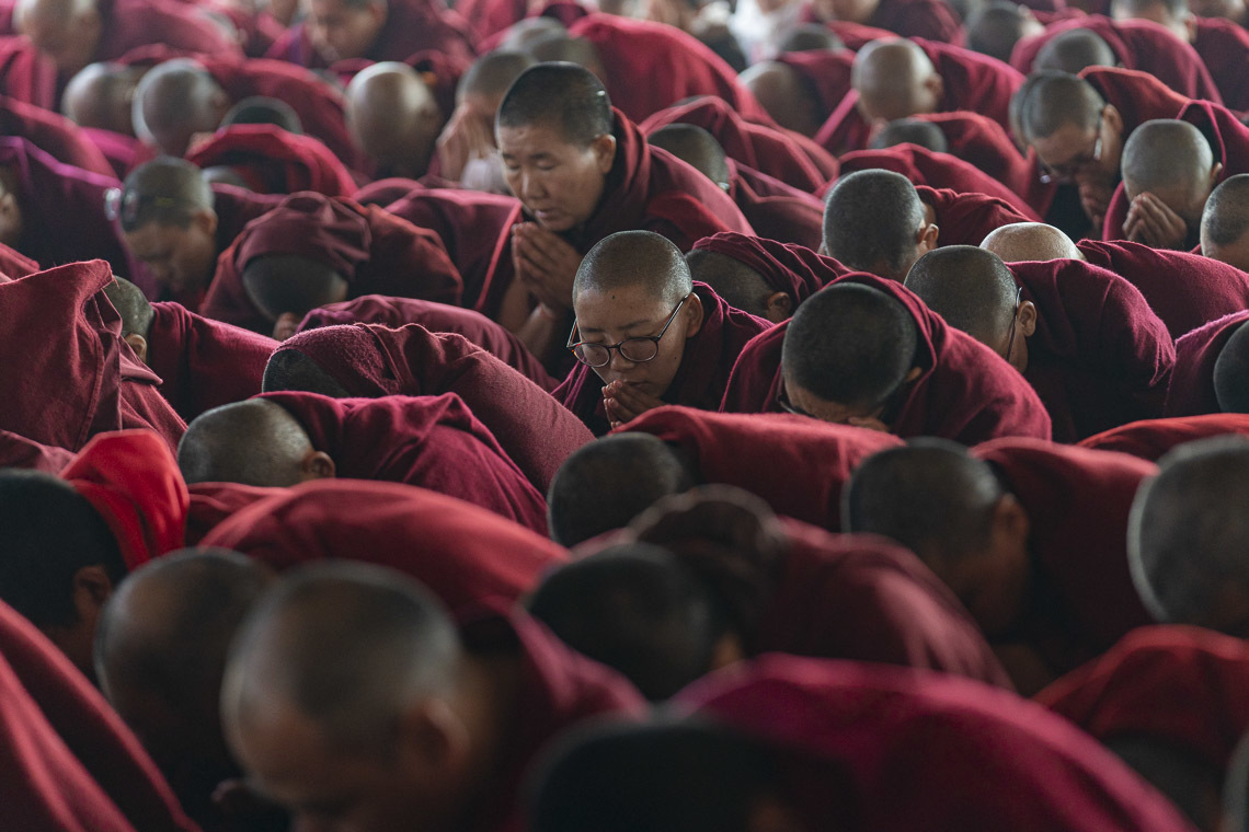 Лам хуврагууд Дээрхийн Гэгээнтэн Далай Ламаас бодьсадвын санваар хүртэж байгаа нь. Энэтхэг, Бихар, Бодьгаяа. 2020.01.05. Гэрэл зургийг Тэнзин Чойжор.