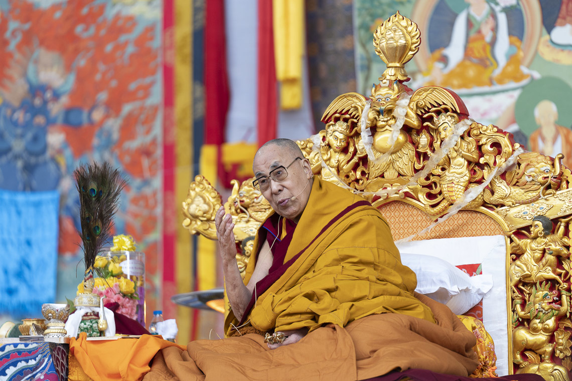 Дээрхийн Гэгээнтэн Далай Лам номын айлдвар айлдаж байгаа нь. Энэтхэг, Бихар, Бодьгаяа. 2020.01.05. Гэрэл зургийг Тэнзин Чойжор.