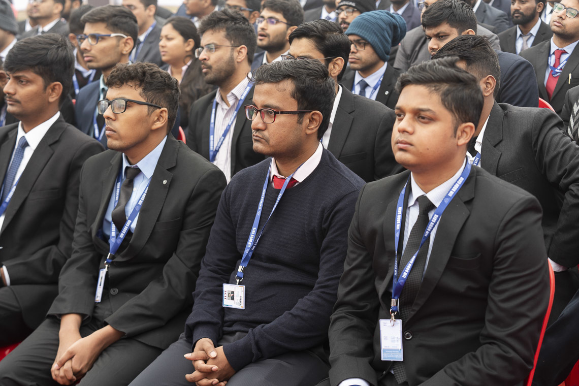 Дээрхийн Гэгээнтэн Далай ламын айлдварыг ЭУДС-ын оюутнууд сонсч байгаа нь. Энэтхэг, Бихар, Бодьгаяа.2020.01.14. Гэрэл зургийг Лувсан Цэрин