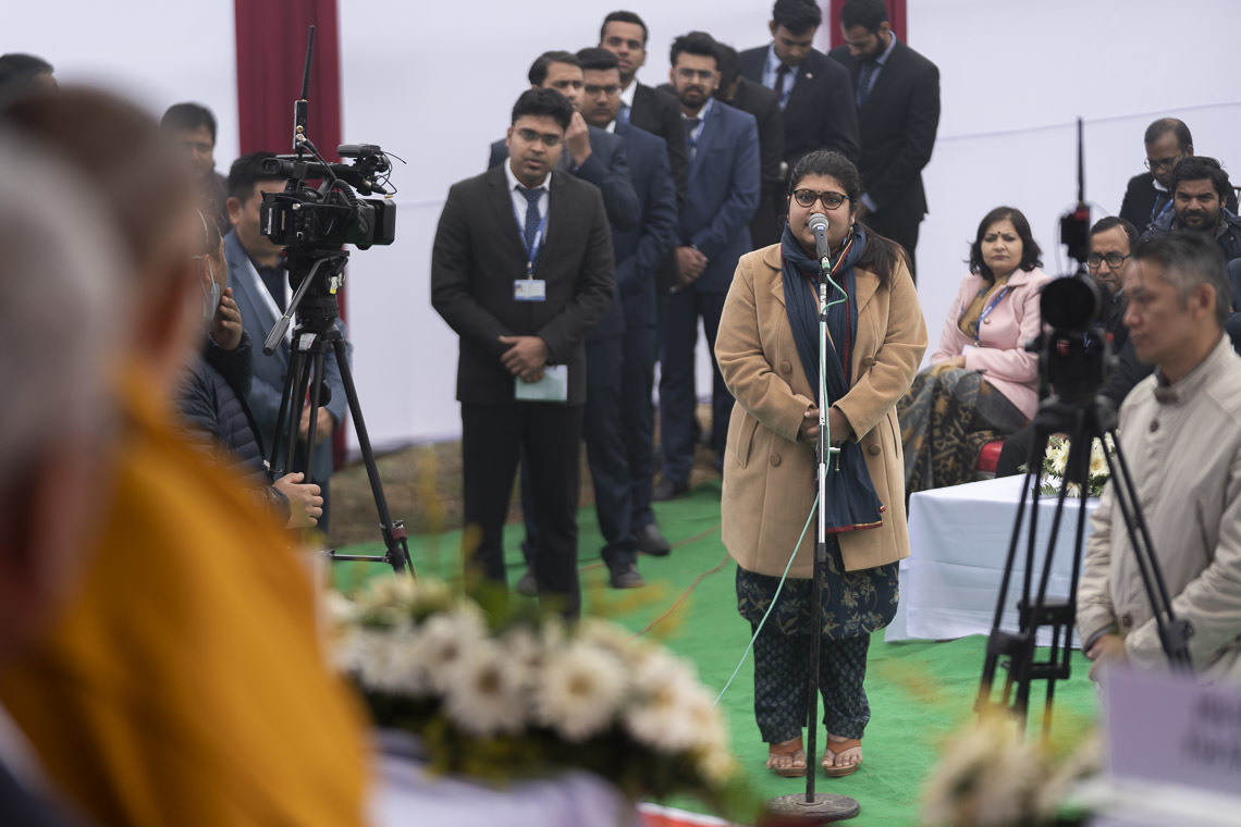 Дээрхийн Гэгээнтэн Далай Ламын айлдварын үеэр оролцогчид түүнээс асуулт асуухаар дугаарлан зогсож байгаа нь. Энэтхэг, Бихар, Бодьгаяа. 2020.01.14. Гэрэл зургийг Лувсан Цэрин