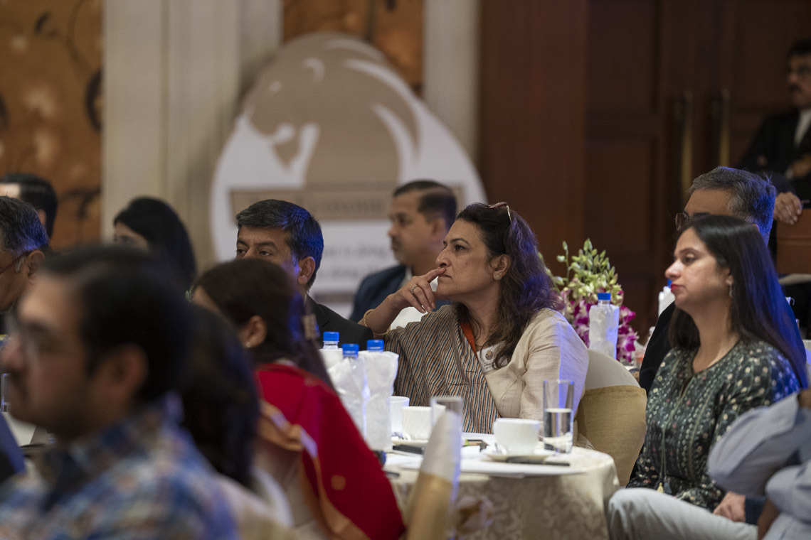 100 гаруй бизнес эрхлэгчид Дээрхийн Гэгээнтэн Далай Ламын яриаг сонслоо. Энэтхэг, Шинэ Дели, 2018.12.10. Гэрэл зургийг Тэнзин Чоежир