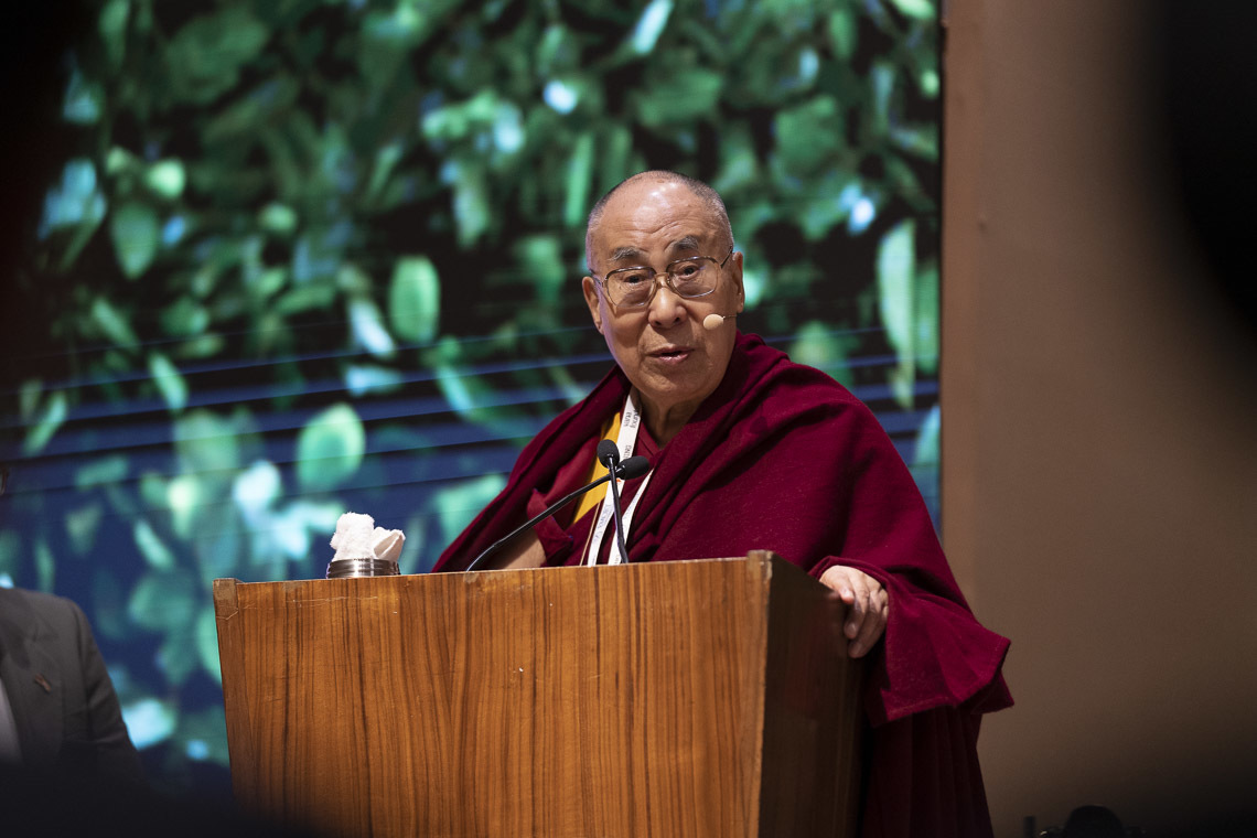 Дээрхийн Гэгээнтэн Далай Лам сургалтын хөтөлбөрийн нээлтэнд оролцон үг хэлж байгаа нь. Энэтхэг, Шинэ Дели. 2019.04.05. Гэрэл зургийг Тэнзин Чойжор.