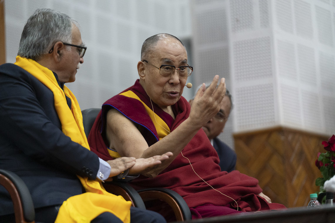Бихар хотын ерөнхий шүүгч Санжей Карол Дээрхийн Гэгээнтэн Далай Ламын илтгэлийг сонсож байгаа нь. Энэтхэг, Бихар, Патна. 2020.01.18. Гэрэл зургийг Лувсан Цэрин.