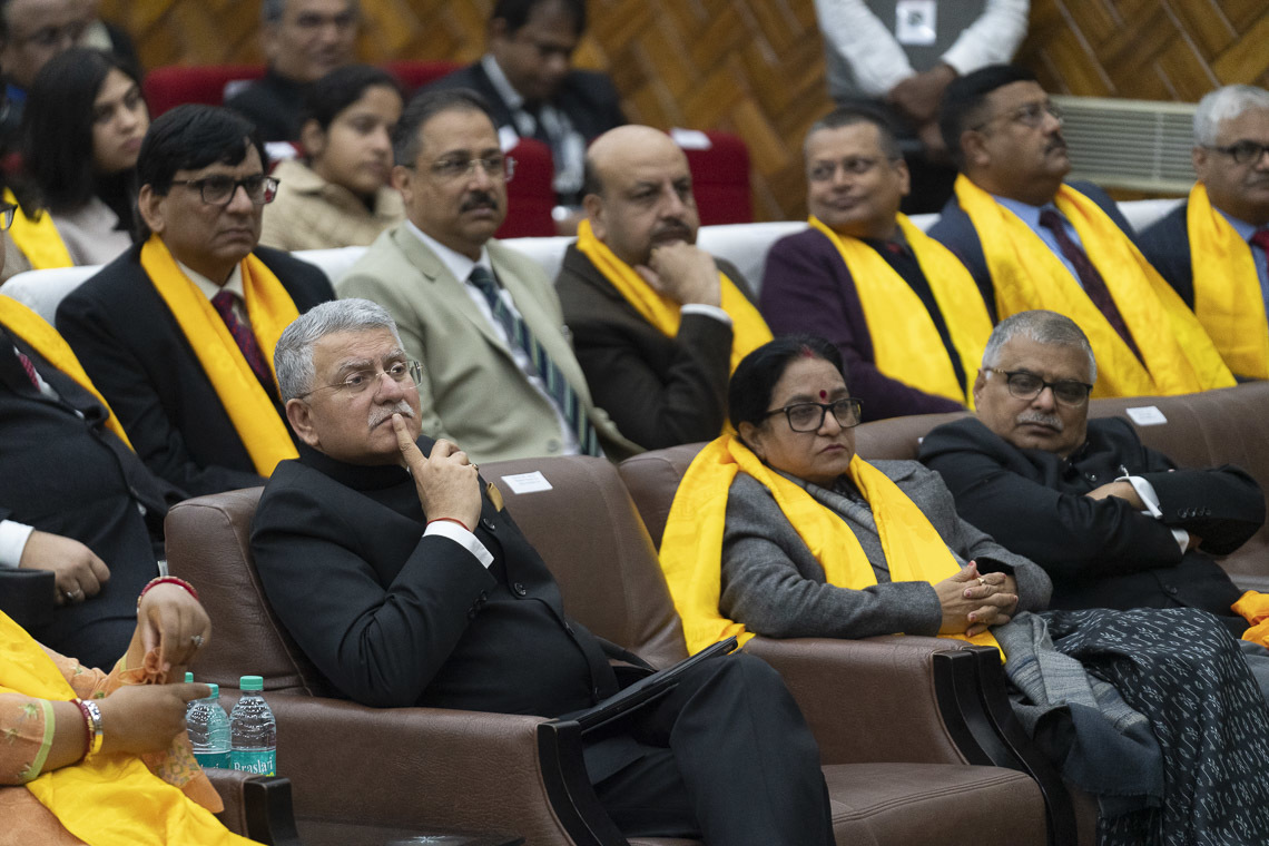 Бихар Шүүхийн Академи дээр сонсогчид Дээрхийн Гэгээнтэн Далай Лам айлдварыг сонсож байгаа нь. Энэтхэг, Бихар, Патна. 2020.01.18. Гэрэл зургийг Лувсан Цэрин.