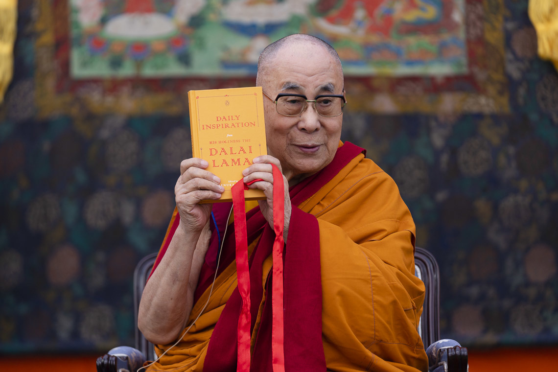 Дээрхийн Гэгээнтэн Далай Лам Ренүка Синхын түүвэрлэн хэвлэсэн “Өдөр тутмын тэмүүлэл” номын нээлт хийж байгаа нь. Энэтхэг, Шинэ Дели. 2019.11.20. Гэрэл зургийг Тэнзин Чойжор.