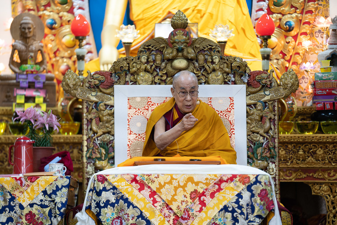 Дээрхийн Гэгээнтэн Далай Лам эхний өдөр айлдвар айлдаж  байгаа нь. Энэтхэг, ХП, Дармасала, 2019.05.10. Гэрэл зургийг Тэнзин Чойжир.