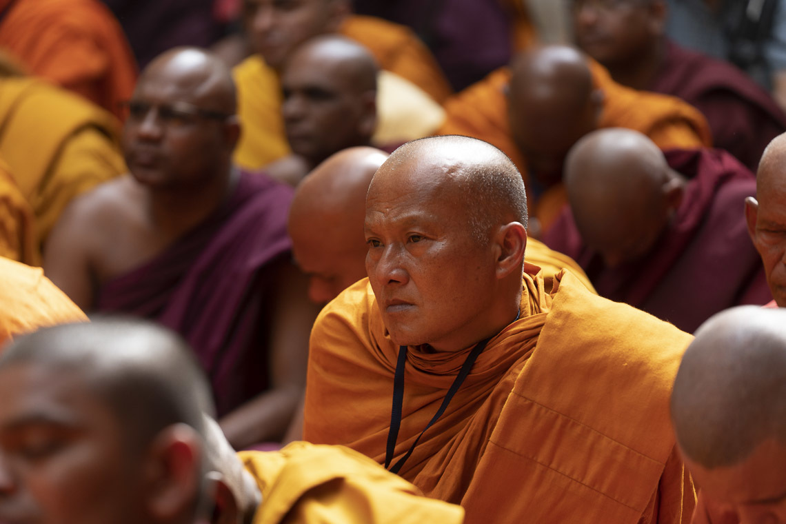 Биккү нар Дээрхийн Гэгээнтэн Далай Ламын айлдварыг сонсож байгаа нь. Энэтхэг, Махараштра, Аурангабад. 2019.11.23. Гэрэл зургийг Тэнзин Чойжор.