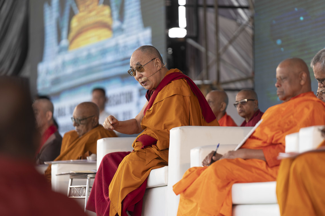 Дээрхийн Гэгээнтэн Далай Лам номын айлдвараа эхлэж байгаа нь. Энэтхэг, Махараштра, Аурангабад. 2019.11.24. Гэрэл зургийг Тэнзин Чойжор.