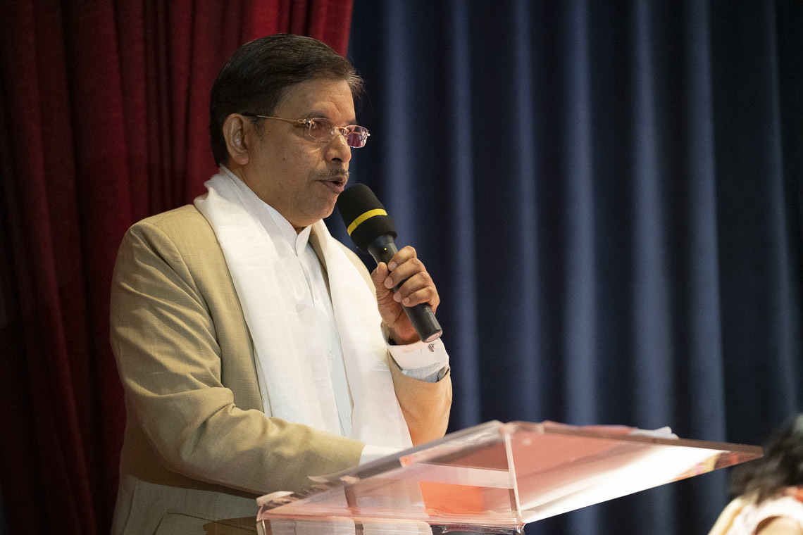 Дэд ерөнхийлөгч, профессор Субхас Педнекар “майтри”-ийн тухай хэлэлцэх хурлын нээлтэнд үг хэлж байгаа нь. Энэтхэг, Мумбай. 2018.12.12. Гэрэл зургийг Лувсан Цэрин.