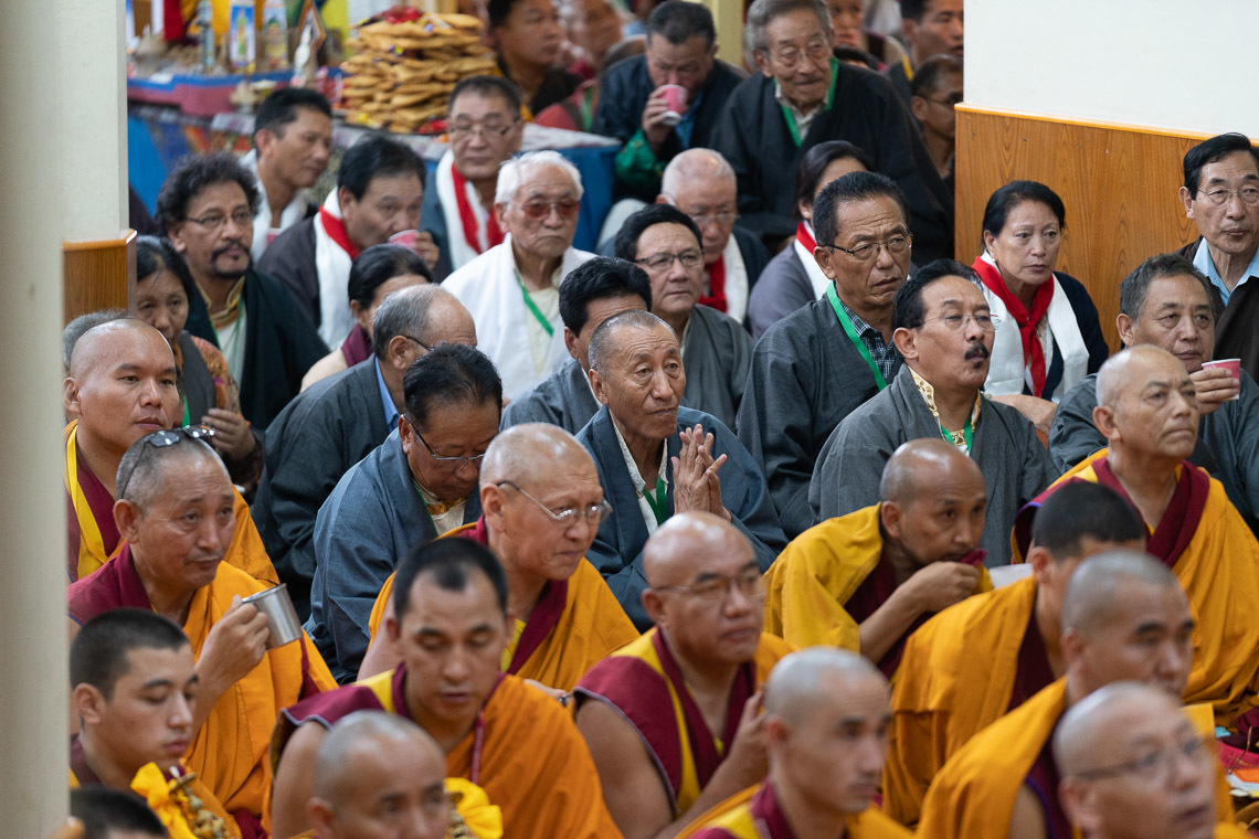 Дармасала дахь Төвөдийн гол дуганд Бат Оршил өргөх ёслолын үер ТТЗ-ны тэтгэвэртээ гарсан албан хаагчид Дээрхийн Гэгээнтэн Далай Ламын айлдварыг сонсож байгаа нь.Энэтхэг, ХП, 2019.07.05. Гэрэл зургийг Тэнзин Чойжор.  
