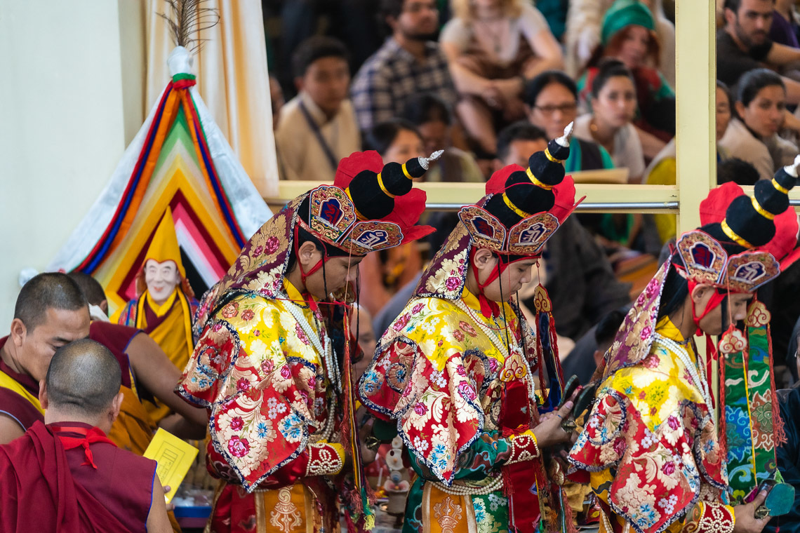 Дээрхийн Гэгээнтэн Далай Ламд зориулан Бат Оршил өргөх ёслолын үер Намжал дацангийн лам нар тусгай зан үйл үйлдэж байгаа нь. Энэтхэг, ХП, 2019.07.05. Гэрэл зургийг Тэнзин Чойжор.