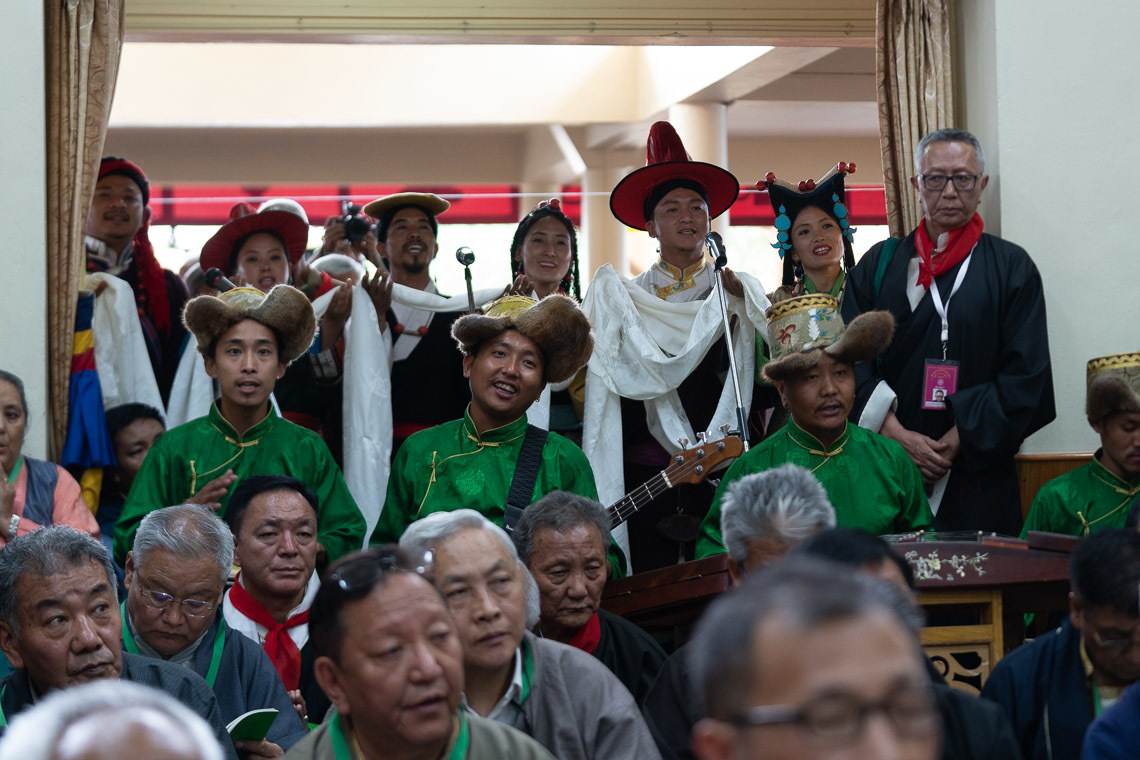 Дээрхийн Гэгээнтэн Далай Ламд зориулан Бат Оршил өргөх ёслолын төгсгөлд Төвөдийн Соёл урлагийн хүрээлэнгийн жүжигчид магтаал талархлалын дуу дуулав. Энэтхэг, ХП, 2019.07.05. Гэрэл зургийг Тэнзин Чойжор.