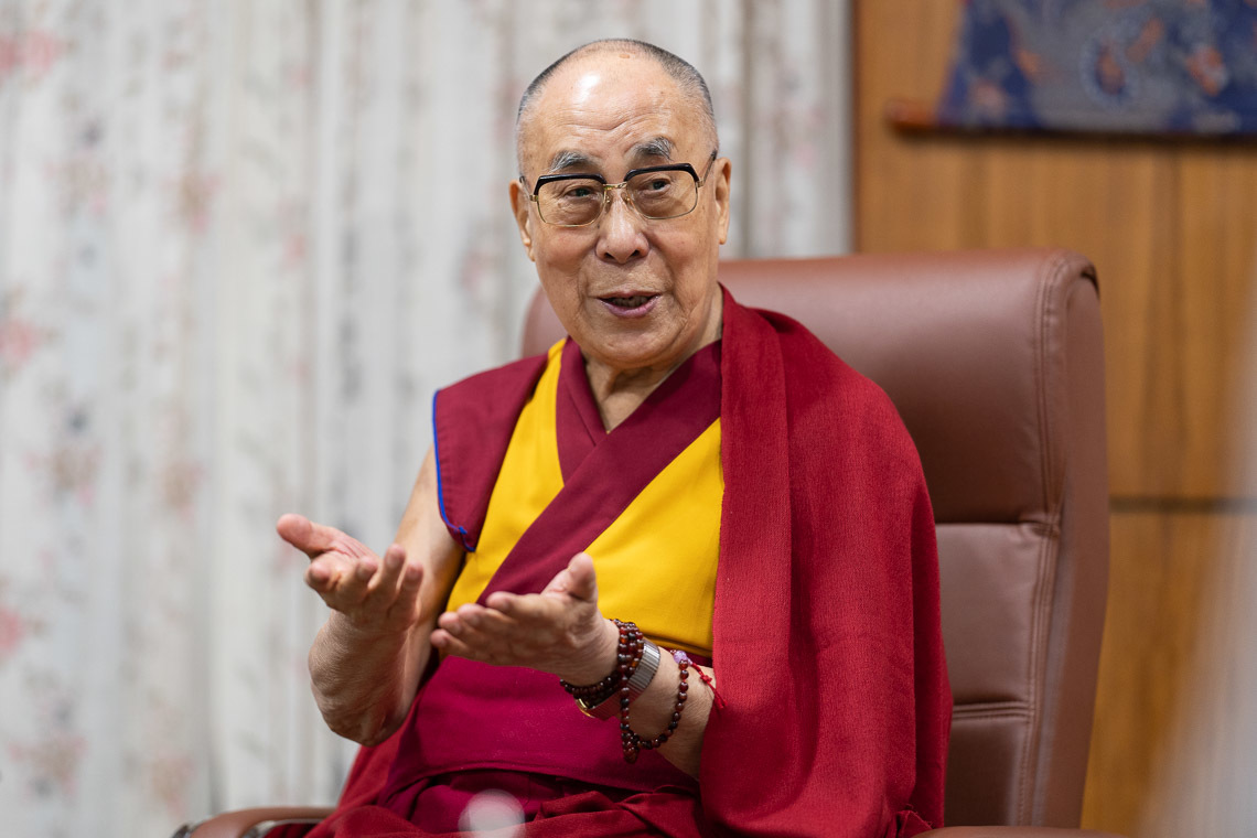 Дээрхийн Гэгээнтэн Далай Лам Тон-лэн нийгэмлэгийн гишүүдтэй ярилцаж байгаа нь. Энэтхэг, ХП, Дарамсала. 2019.07.07. Гэрэл зургийг Тэнзин Чойжор.