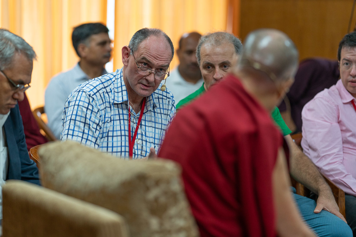 Уг хурлын удирдагч Скотт Вэбстерийн яриа Дээрхийн Гэгээнтэн Далай Ламын сонирхолыг ихэд татав. Энэтхэг, ХП, Дарамсала. 2019.07.08. Гэрэл зургийг Тэнзин Чойжор.