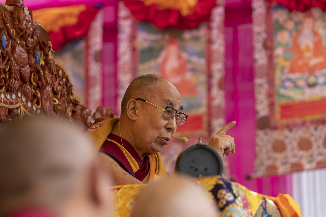 Дээрхийн Гэгээнтэн Далай Лам Манали дахь номын айлдварын эхний өдөр. Энэтхэг, ХП, Дарамсала. 2019.08.13. Гэрэл зургийг Тэнзин Чойжор.