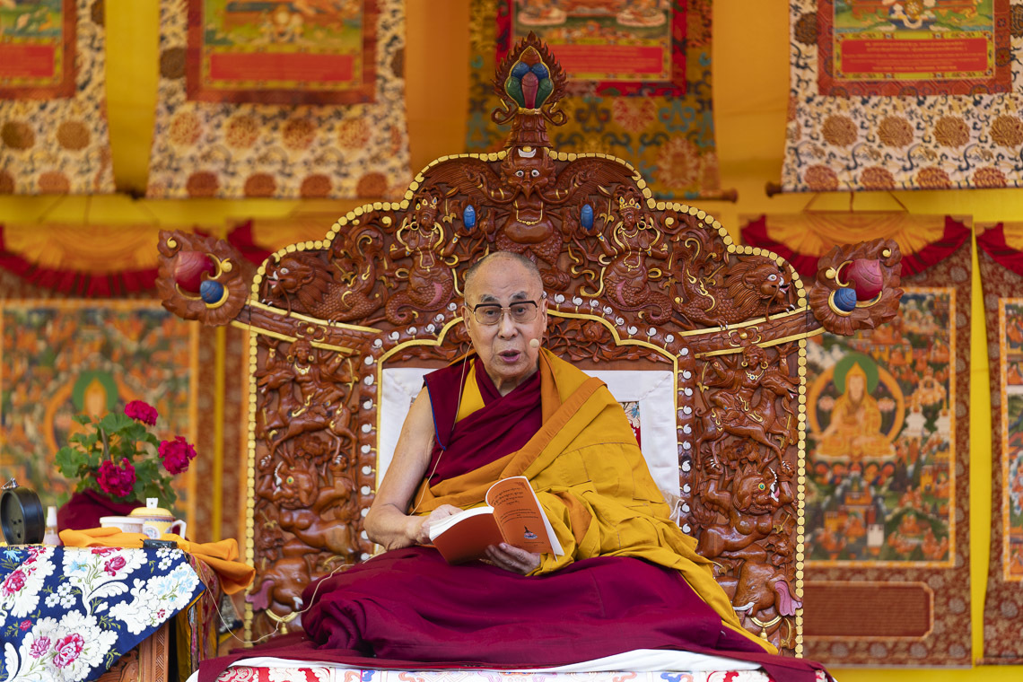 Дээрхийн Гэгээнтэн Далай Лам номын айлдварын үеэр. Энэтхэг, ХП, Манали. 2019.08.14. Гэрэл зургийг Тэнзин Чойжор.