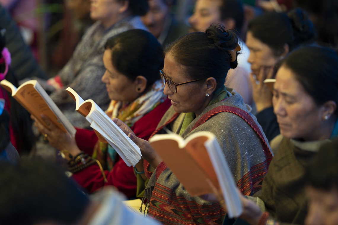 Дээрхийн Гэгээнтэн Далай Ламын айлдварт сууж байгаа сүсэгтэн олон. Энэтхэг, Химачал Прадеш, Манали. 2019.8.18. Гэрэл зургийг Тэнзин Чойжор