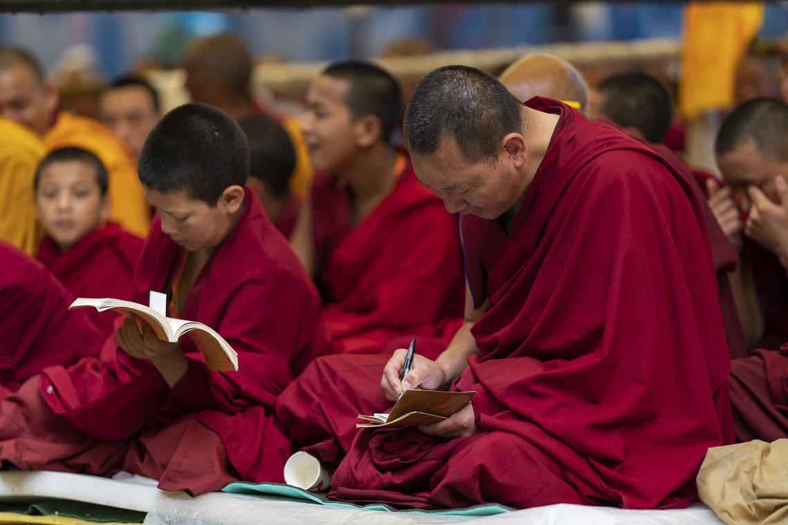 Номын айлдварт сууж буй лам хуврагууд Дээрхийн Гэгээнтэн Далай Ламын айлдварыг сонсож байгаа нь. Энэтхэг, Химачал Прадеш, Манали. 2019.8.18. Гэрэл зургийг Тэнзин Чойжор